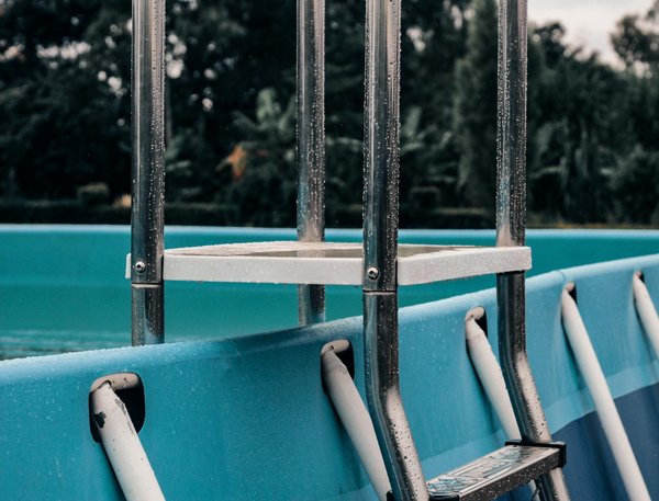 Inspiration déco : comment intégrer une piscine à débordement à votre jardin